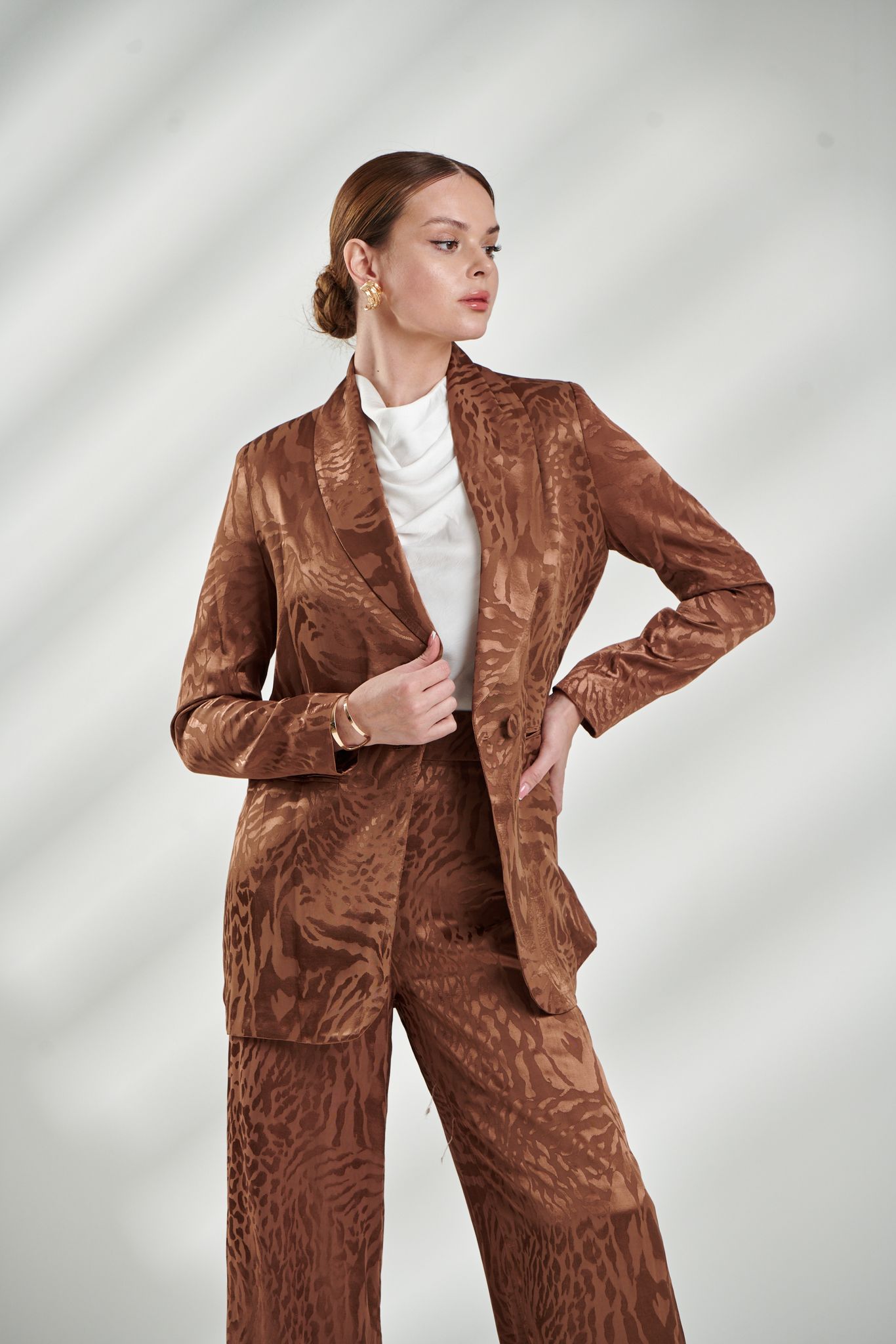 Silky Brown Leopard Print Women’s Suit – Bold Elegance for Evening Occasions
