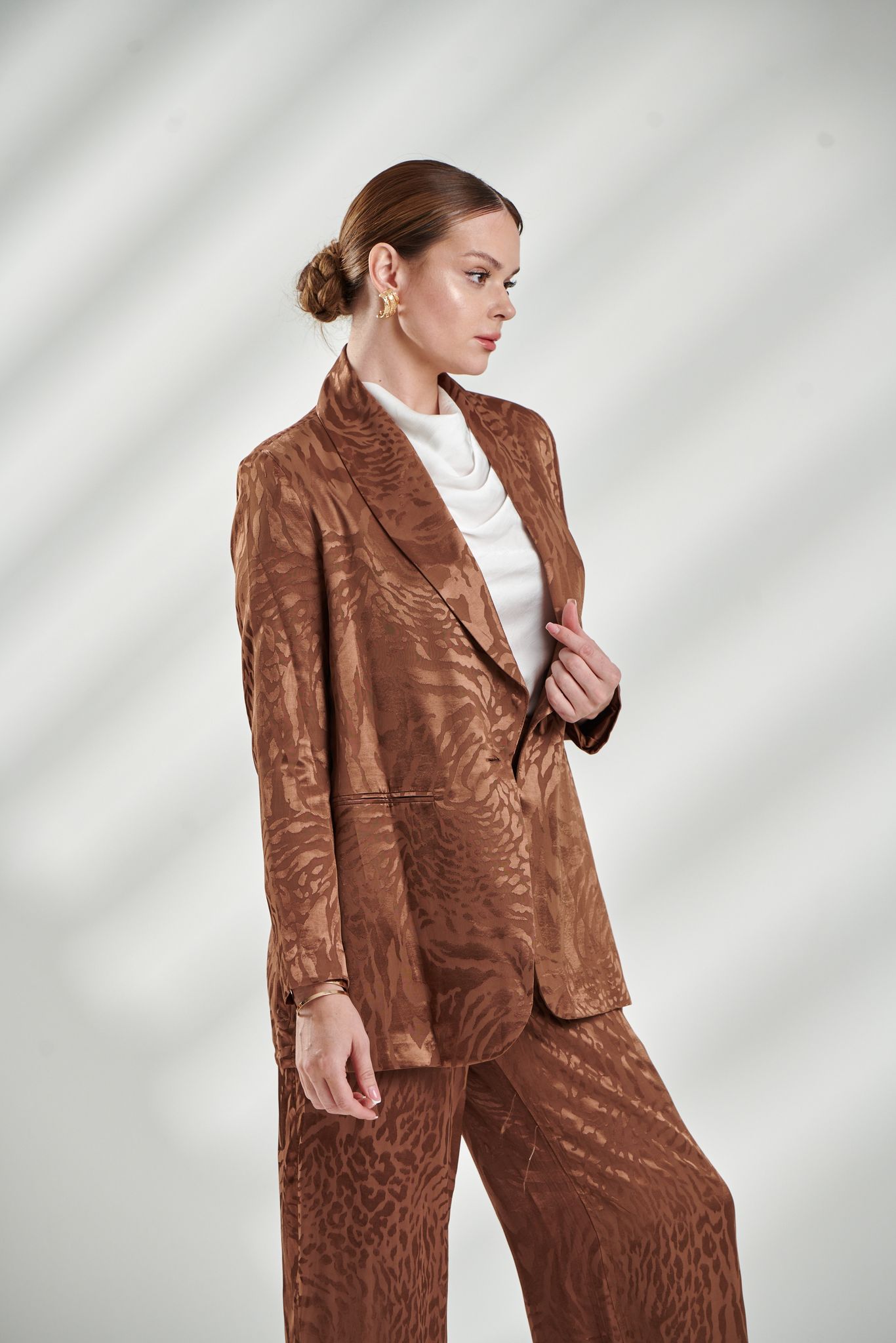 Silky Brown Leopard Print Women’s Suit – Bold Elegance for Evening Occasions
