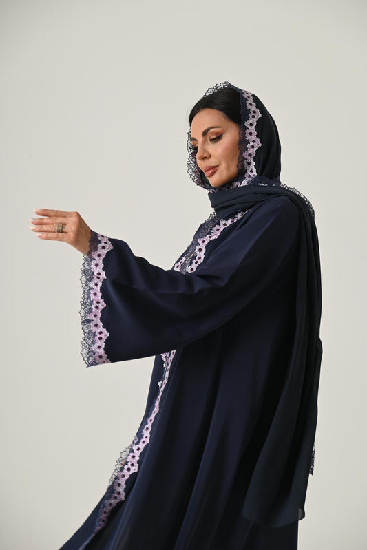 عباية دانتيل فاخرة بتفاصيل موردة بلون كحلي أنيق